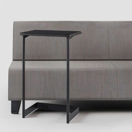 Canapé gris avec table d’appoint intégrée latéralement. - Voo Voo