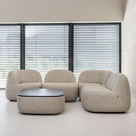 Espace lumineux avec fauteuils bouclés beiges et table basse ronde. - Jelly