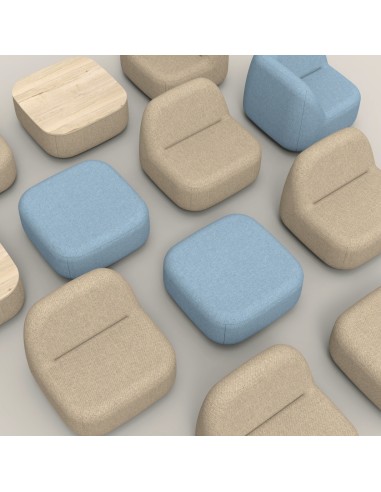 Vue rapprochée sur des poufs bouclés beiges et bleus. - Jelly