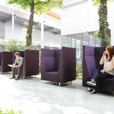 Espace d’attente extérieur avec plusieurs fauteuils acoustiques Voo Voo violets. - Voo Voo