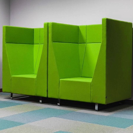 Fauteuils Voo Voo verts installés côte à côte dans un espace de détente. - Voo Voo