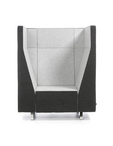 Vue de face d’un fauteuil Voo Voo gris avec assise rembourrée et dossier haut. - Voo Voo