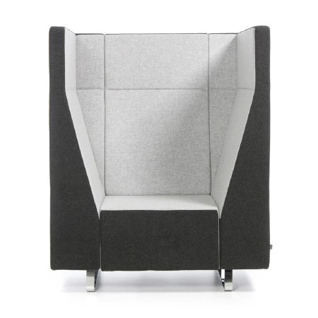 Vue de face d’un fauteuil Voo Voo gris avec assise rembourrée et dossier haut. - Voo Voo