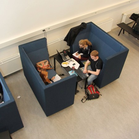 Vue aérienne d’utilisateurs installés dans des Voo Voo Box pour des réunions informelles. - Voo Voo Box