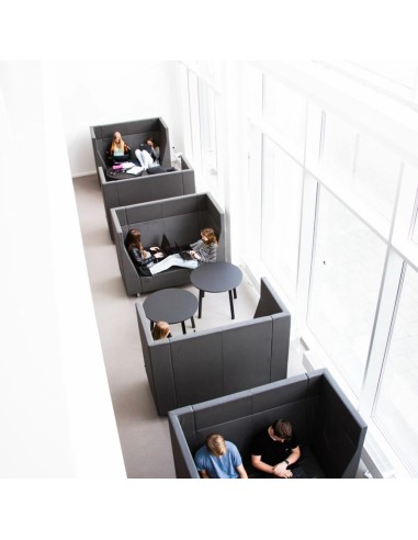 Cabines de travail Voo Voo Box alignées le long d’une grande baie vitrée. - Voo Voo Box