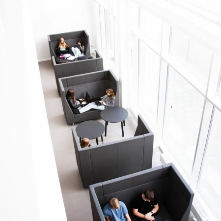 Cabines de travail Voo Voo Box alignées le long d’une grande baie vitrée. - Voo Voo Box