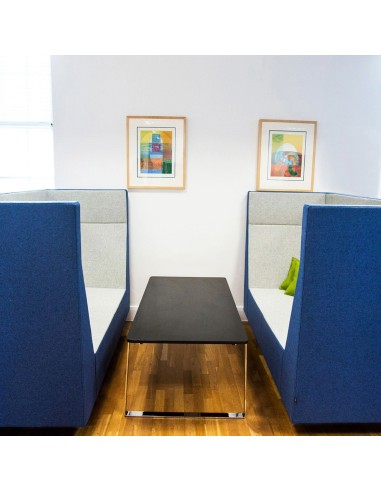 Espace de réunion bleu avec deux Voo Voo Box face à face et table centrale. - Voo Voo Box