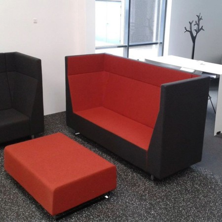 Fauteuil Voo Voo Box rouge et noir à côté d’un pouf assorti. - Voo Voo Box