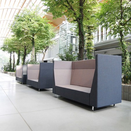 Module Voo Voo Box gris clair avec haut dossier et accoudoirs épais pour plus d’intimité. - Voo Voo Box 2