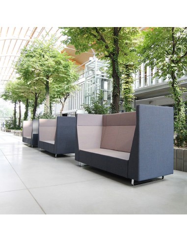 Espace extérieur moderne avec plusieurs Voo Voo Box installés sous les arbres. - Voo Voo Box