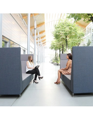 Deux modules Voo Voo Box installés face à face dans un hall vitré. - Voo Voo Box