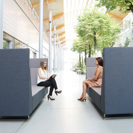 Deux modules Voo Voo Box installés face à face dans un hall vitré. - Voo Voo Box