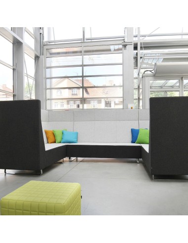 Espace de coworking équipé de fauteuils Voo Voo High gris et poufs colorés. - Voo Voo High