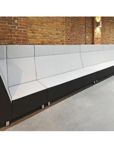 Banquette Voo Voo High installée contre un mur en briques dans un espace détente. - Voo Voo High