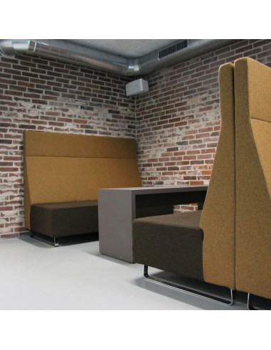 Espace lounge industriel avec banquettes Voo Voo High bicolores et table centrale. - Voo Voo High