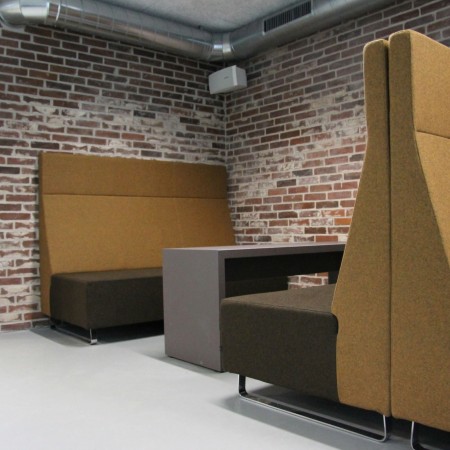 Espace lounge industriel avec banquettes Voo Voo High bicolores et table centrale. - Voo Voo High