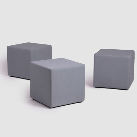 Trois poufs Cube gris alignés dans un espace moderne. - Cube
