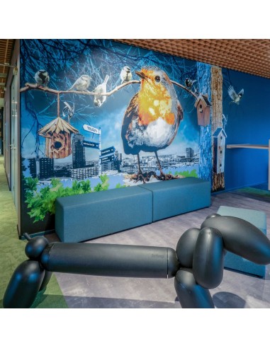 Espace ludique avec banquette Long Cube verte devant une fresque colorée. - Long Cube