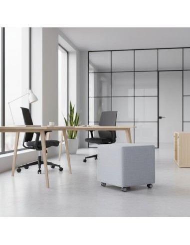Pouf Cube Mobile gris clair sur roulettes dans un bureau moderne. - Cube Mobile