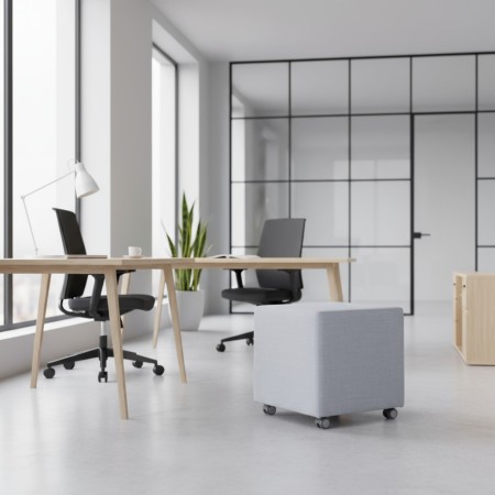 Pouf Cube Mobile gris clair sur roulettes dans un bureau moderne. - Cube Mobile