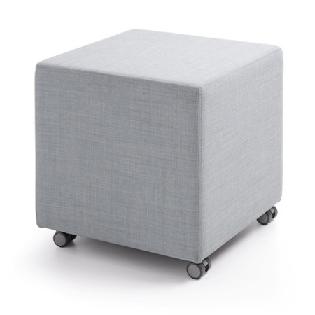 Pouf Cube Mobile avec revêtement en tissu gris et base équipée de roulettes. - Cube Mobile