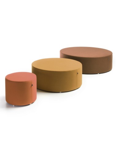 Ensemble de poufs Rondo colorés en orange, marron et jaune dans un salon. - Rondo