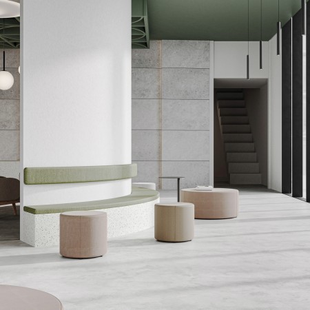 Poufs Rondo en tissu beige et vert dans un espace détente moderne. - Rondo