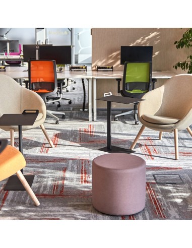 Pouf Rondo bordeaux dans un salon au style industriel. - Rondo