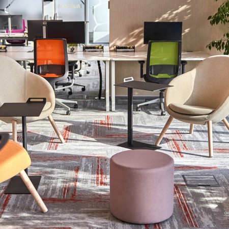 Pouf Rondo bordeaux dans un salon au style industriel. - Rondo