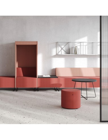 Ensemble de poufs Rondo rouges et beiges dans un espace lounge contemporain. - Rondo