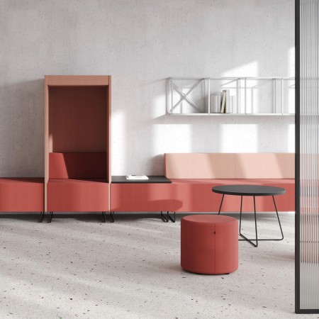 Ensemble de poufs Rondo rouges et beiges dans un espace lounge contemporain. - Rondo