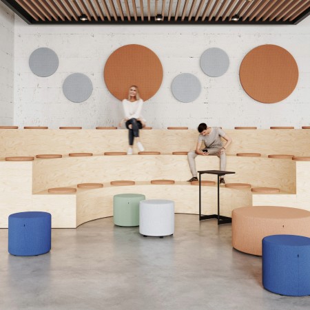 Poufs Rondo colorés dans un espace créatif au mobilier en bois. - Rondo