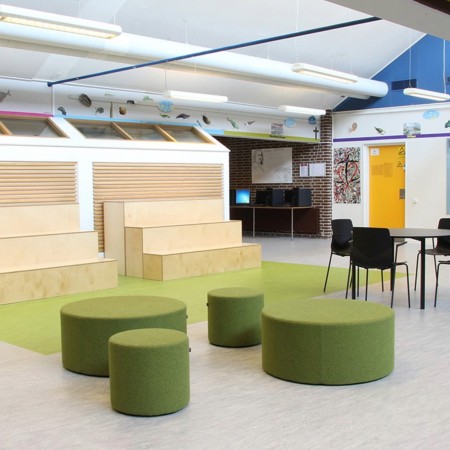Poufs Rondo verts dans une bibliothèque contemporaine. - Rondo