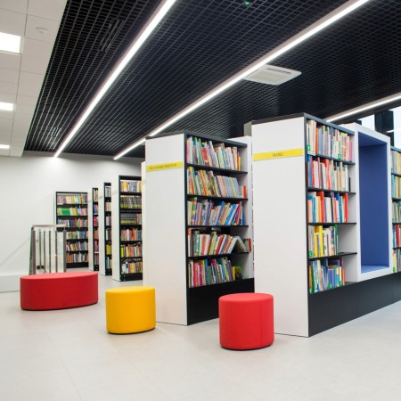 Poufs Rondo rouges et jaunes dans une bibliothèque design. - Rondo