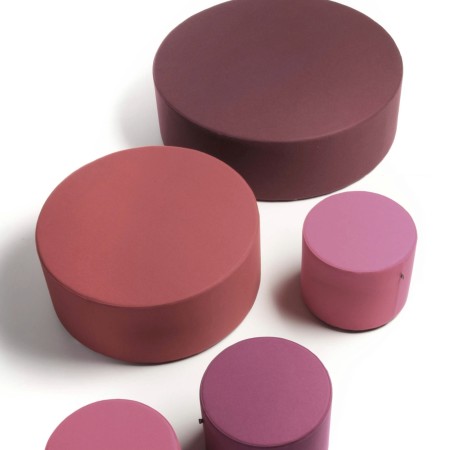 Ensemble de poufs Rondo de différentes tailles et teintes de rouge et violet. - Rondo