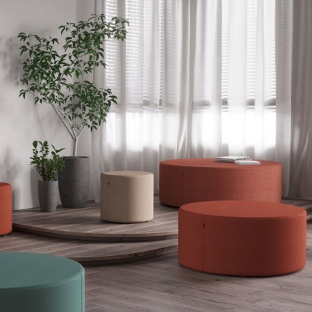 Poufs Rondo Large en tissu beige et orange dans un salon moderne. - Rondo Large