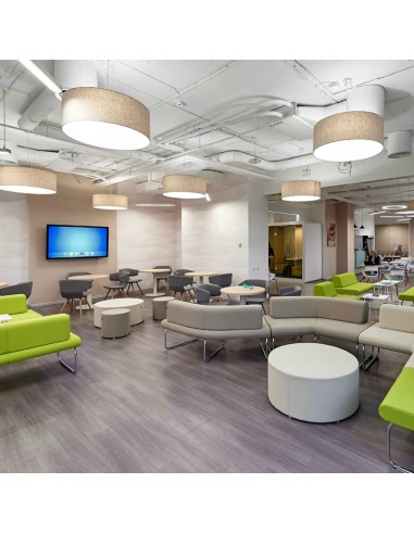 Poufs Rondo Large verts et beiges dans une salle de réunion conviviale. - Rondo Large