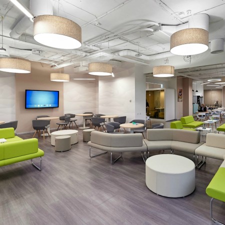 Poufs Rondo Large verts et beiges dans une salle de réunion conviviale. - Rondo Large