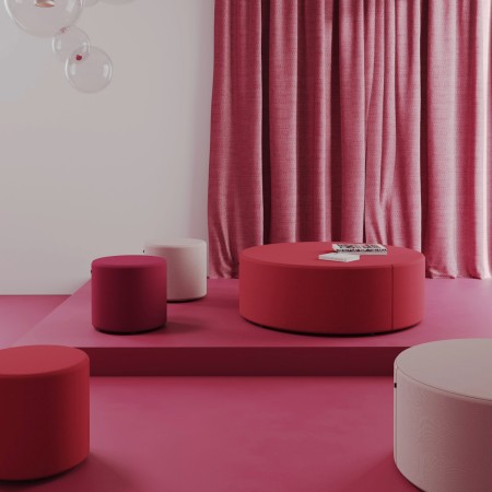 Poufs Rondo XL rouges et roses sur un sol assorti. - Rondo XL