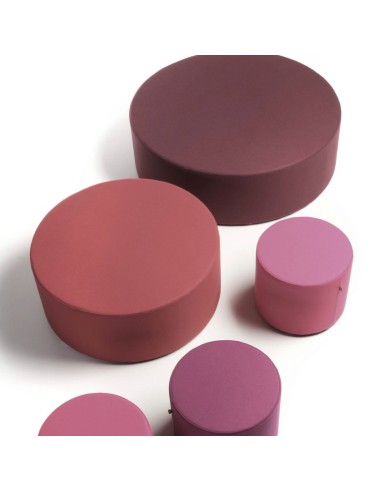 Poufs Rondo XL rouges et violets assortis sur fond neutre. - Rondo XL