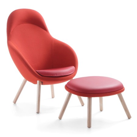 Fauteuil et pouf Vieni en tissu rouge sur pieds en bois clair. - Vieni