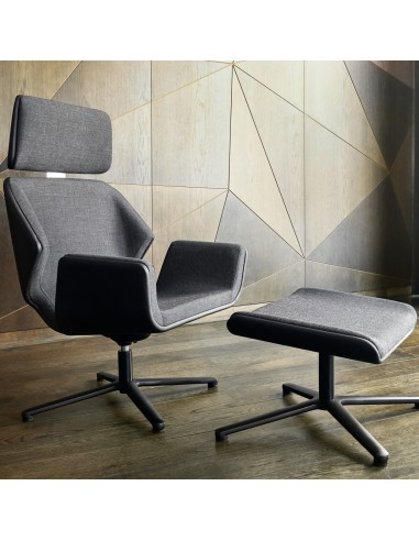 Fauteuil et repose-pieds Booi en tissu gris dans un intérieur moderne. - Booi