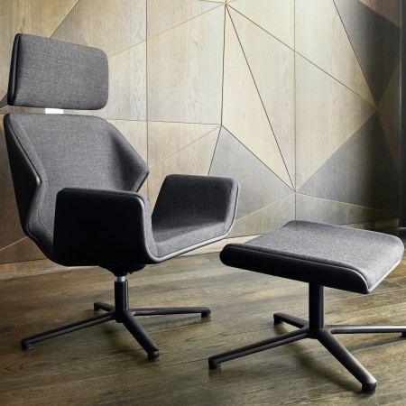 Fauteuil et repose-pieds Booi en tissu gris dans un intérieur moderne. - Booi