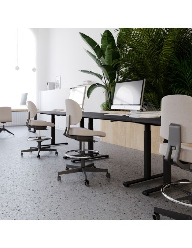 Tabourets de bureau Lift LF 10R dans un espace de coworking avec table réglable en hauteur