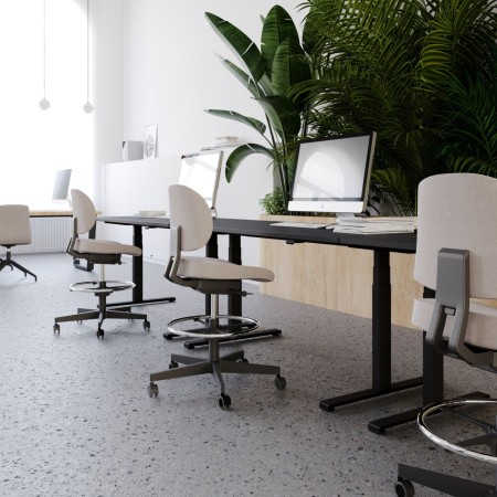 Tabourets de bureau Lift LF 10R dans un espace de coworking avec table réglable en hauteur