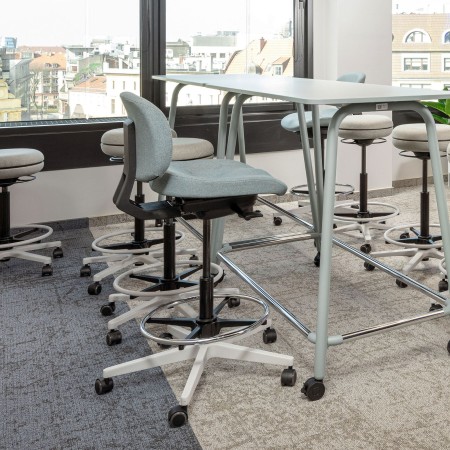 Chaises Lift 10R autour d’une table haute dans un espace collaboratif
