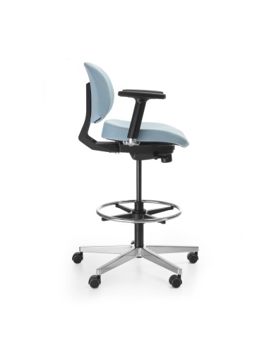 Profil du tabouret de bureau Lift LF 10R bleu clair avec accoudoirs et repose-pieds circulaire