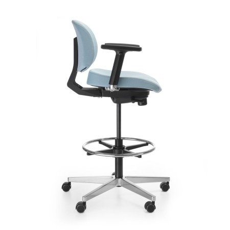 Profil du tabouret de bureau Lift LF 10R bleu clair avec accoudoirs et repose-pieds circulaire