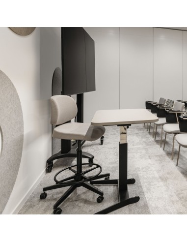 Poste de travail assis-debout avec siège haut Lift LF 10R dans un espace de formation ou réunion