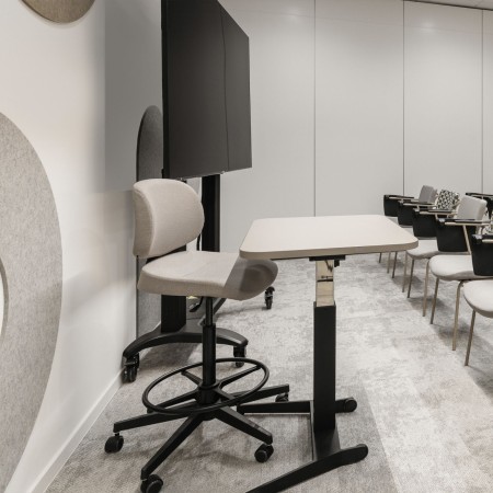 Poste de travail assis-debout avec siège haut Lift LF 10R dans un espace de formation ou réunion